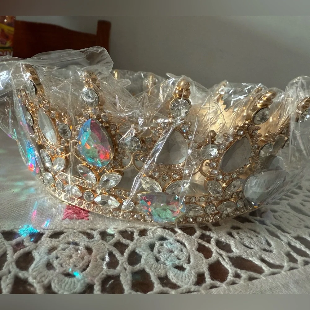 Crown - Picture 8 of 10